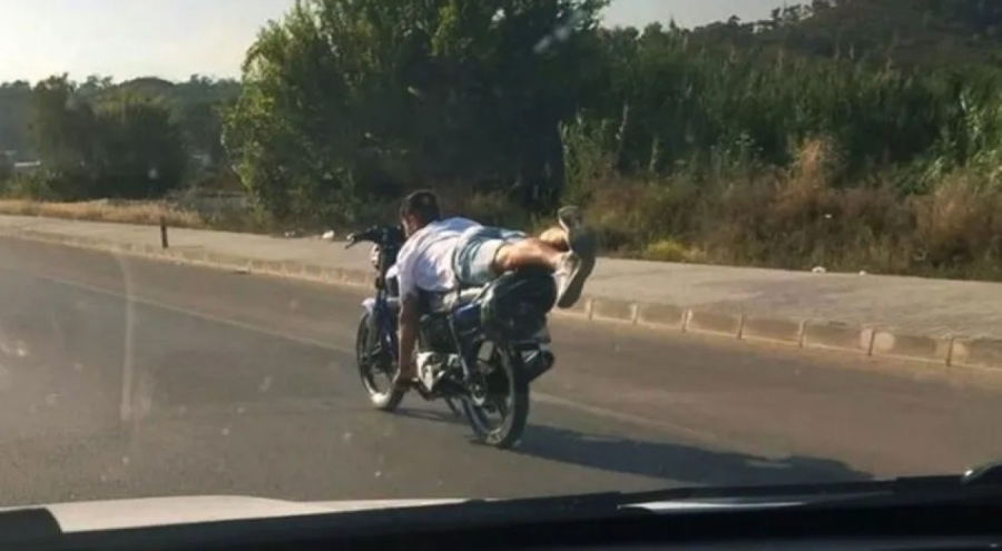 Motosiklet üzerinde yatarak sürüş pahalıya patladı