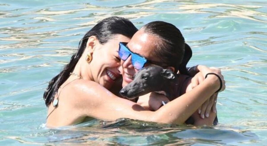 Tuvana Türkay ile Asuman Dabak güneşin tadını çıkardı