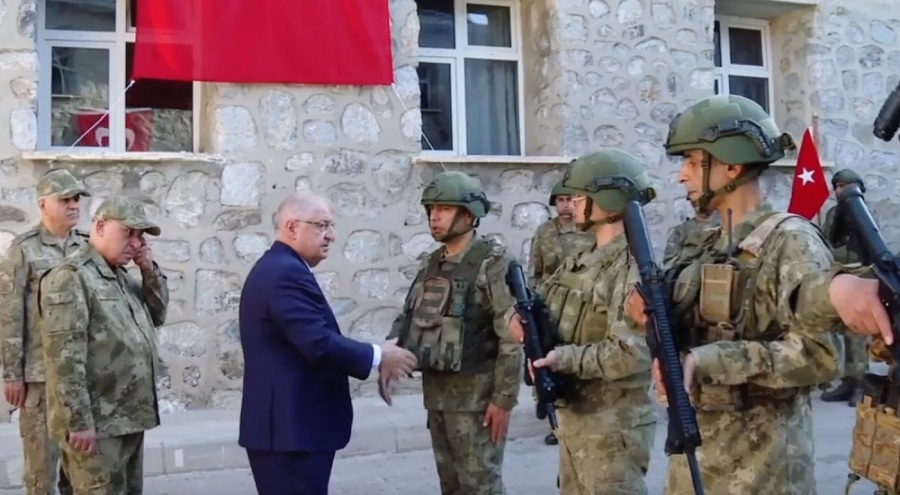 Bakan Güler askerlerle bayramlaştı