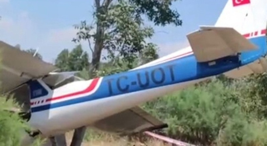 İzmir'de özel uçak araziye düştü