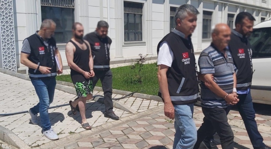 Eşini taciz ettiğini öne sürdüğü adamı başından baltayla yaraladı