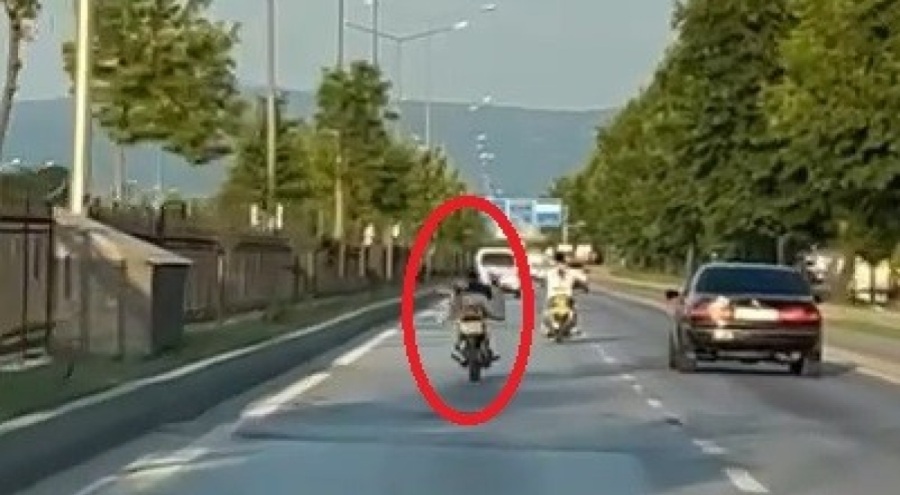 Bursa'da trafik magandası yüzüstü uzanarak motosiklet sürdü!