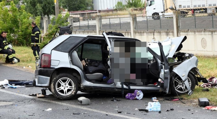 Otobüsle çarpışan otomobilin sürücüsü öldü, eşi ve 2 çocuğu yaralandı