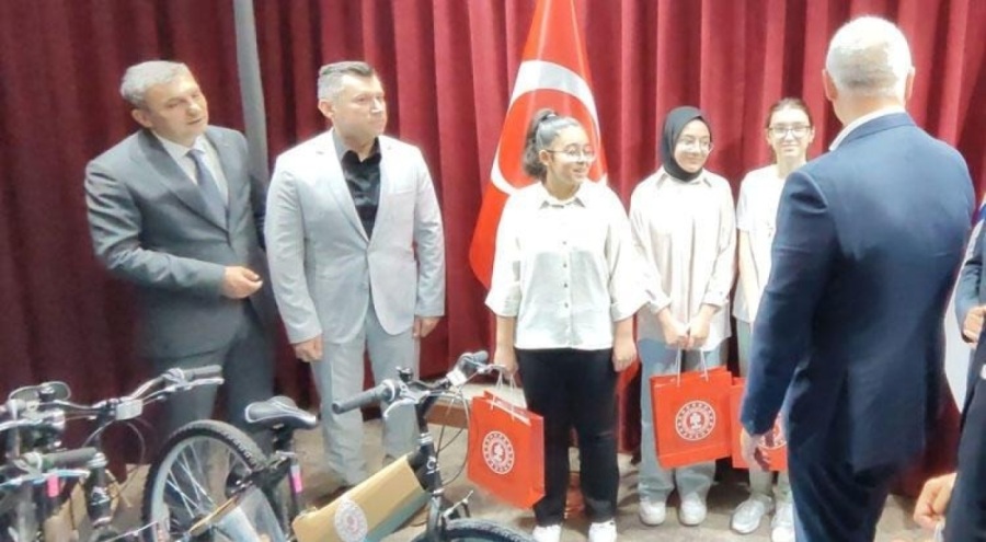 Kültür ve Turizm Bakanı'ndan LGS'den tam puan alan öğrencilere hediye