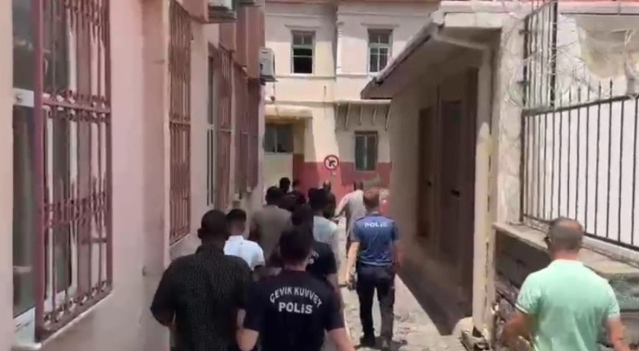 İzmir'de düzensiz göçmen operasyonu: 109 kişi yakalandı