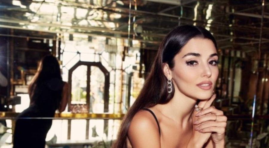 Hande Erçel transparan tarzıyla nefes kesti!