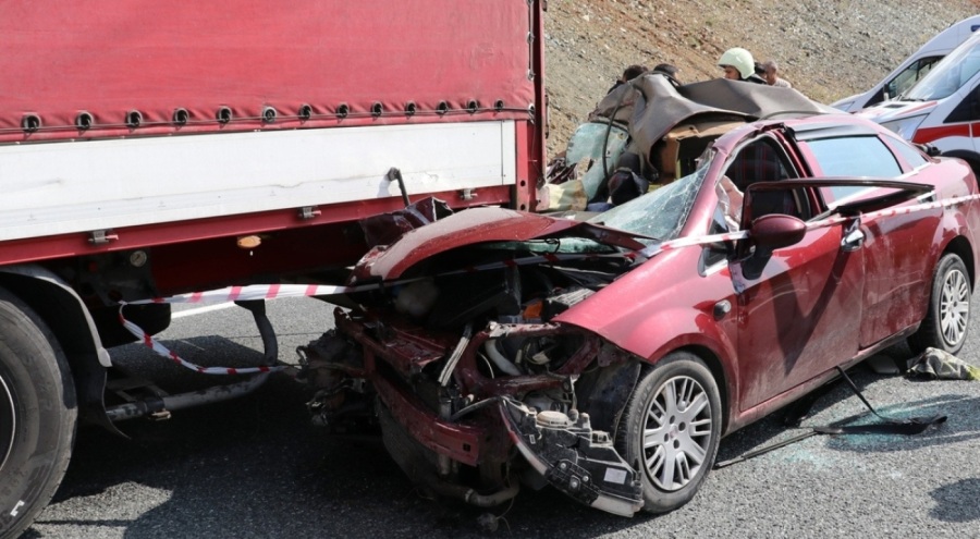 Erzincan'da otomobil tıra çarptı! Ölü ve yaralılar var