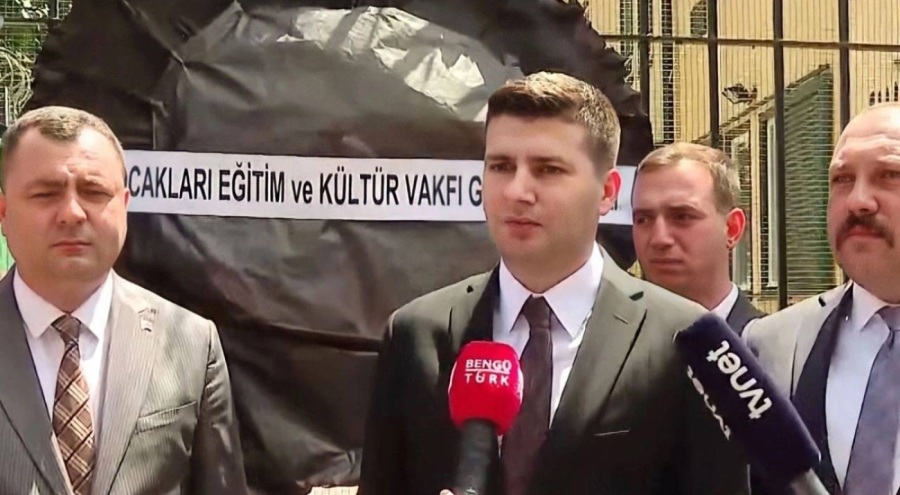 Ülkü Ocakları büyükelçilik önüne çelenk bıraktı