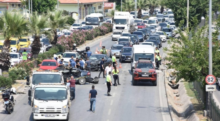 Antalya'da zincirleme kaza: 2 kişi hayatını kaybetti