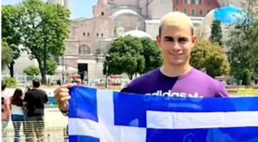 Ayasofya önünde Yunan bayrağı açtı