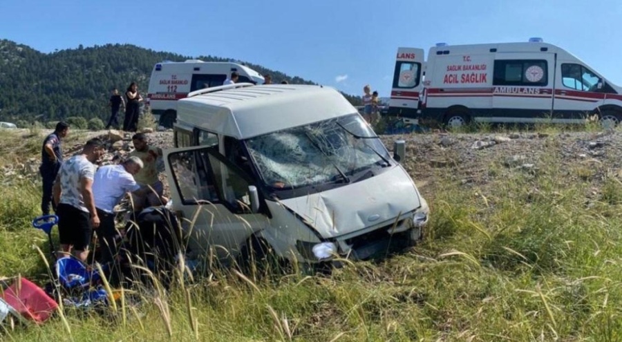 Minibüs şarampole yuvarlandı