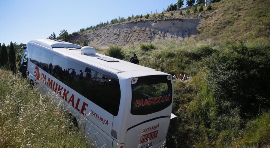Eskişehir'de yolcu otobüsü devrildi: 35 yaralı