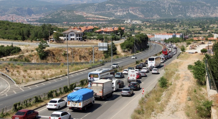 Tatilcilerin dönüş çilesi başladı