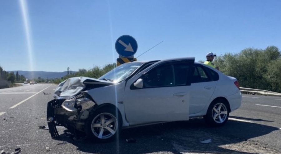 Uşak'ta iki otomobil çarpıştı