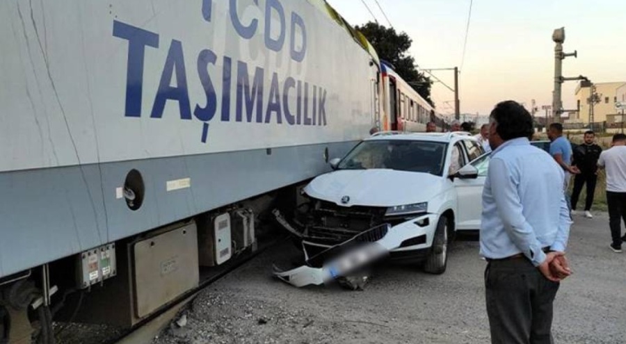 Otomobil, yolcu trenine çarptı