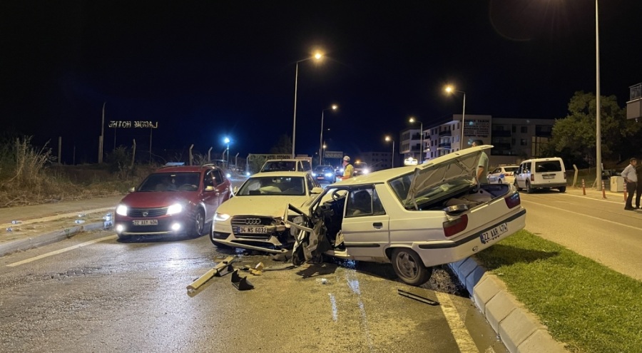 Edirne'de ters yöne giren araç otomobile çarptı