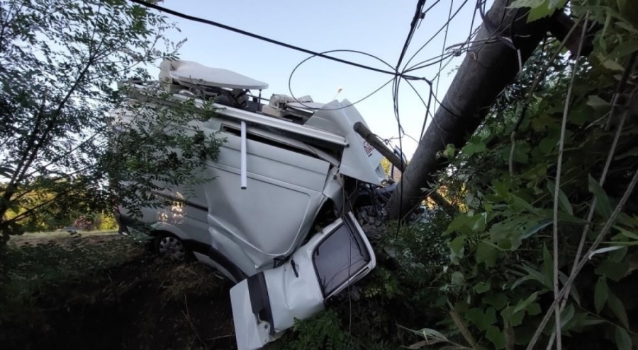 Canlı yayın aracı elektrik direğine çarptı! 2 ölü