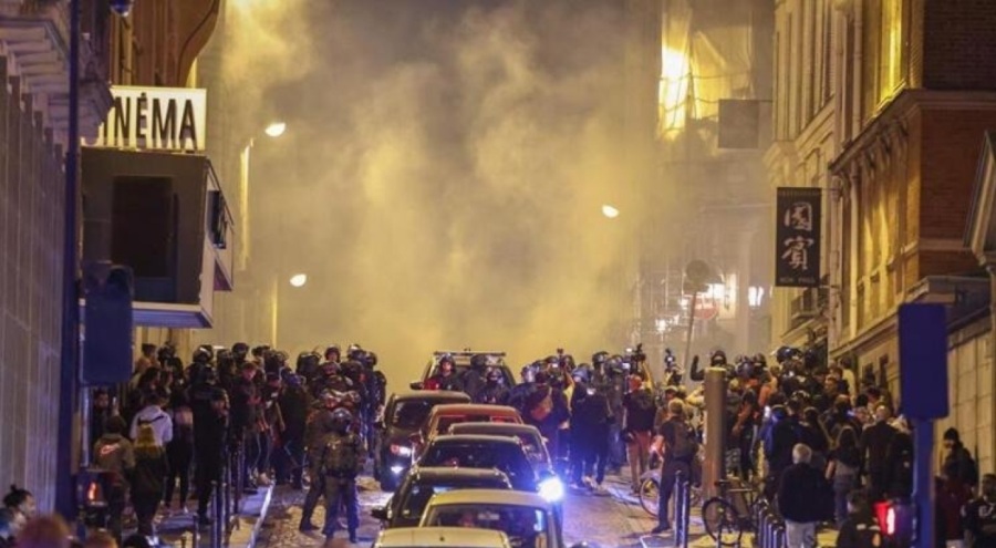 Paris'te belediye başkanının evine yanan araçla saldırdılar