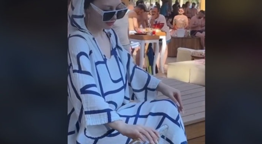 "Twerk" dansıyla gündem olan TikTok fenomeni alkolle ayaklarını yıkadı!