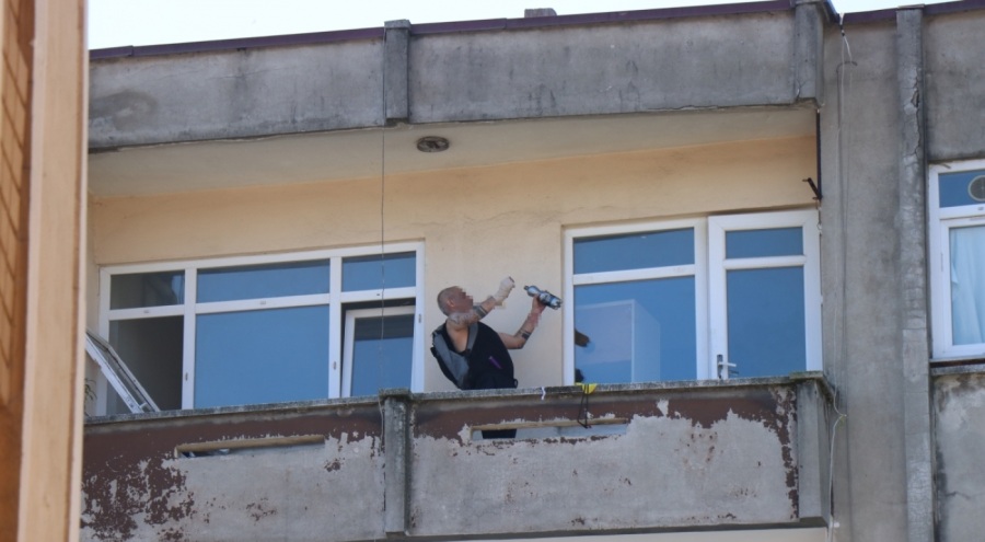 Geçen yıl pompalı tüfekle dehşet saçmıştı, bugün de kız arkadaşını rehin aldı