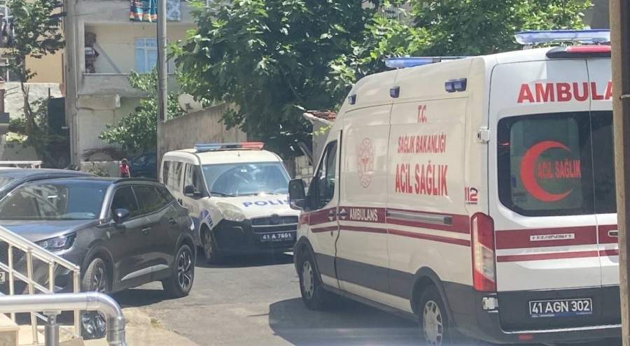 Kocaeli'de 3 katlı binada yangın paniği