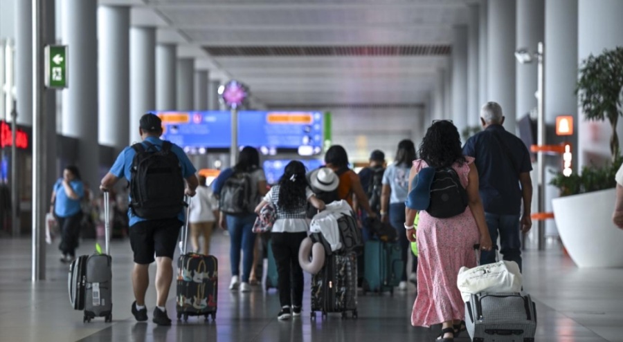 İstanbul'da havalimanı ve otogarda tatil dönüşü yoğunluğu sürüyor