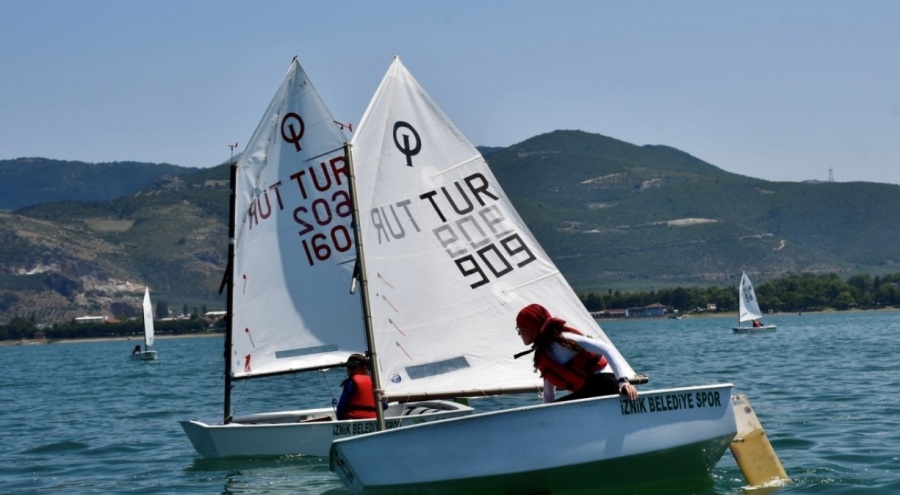 İznik Gölü'nde yelken yarışı