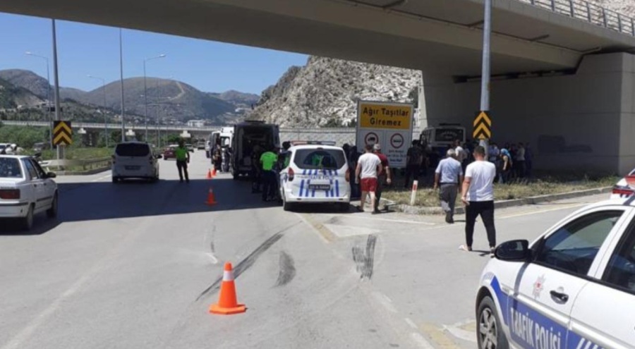 Yolcu minibüsü ile otomobil çarpıştı