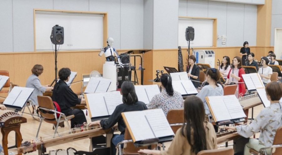 Ulusal orkestranın başına robot geçti