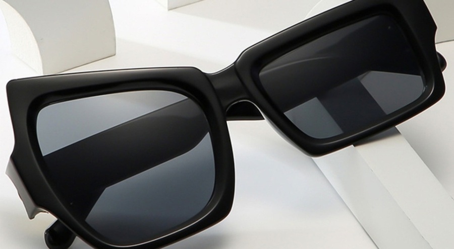 Norveçli siyasetçiye gözlük çalmaktan gözaltı!