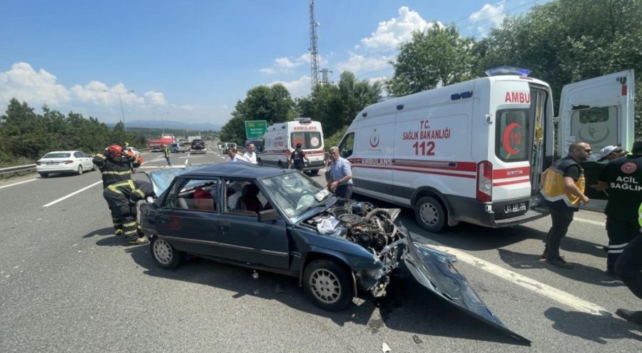 Anadolu Otoyolu'nda panelvan ile otomobil birbirine girdi!