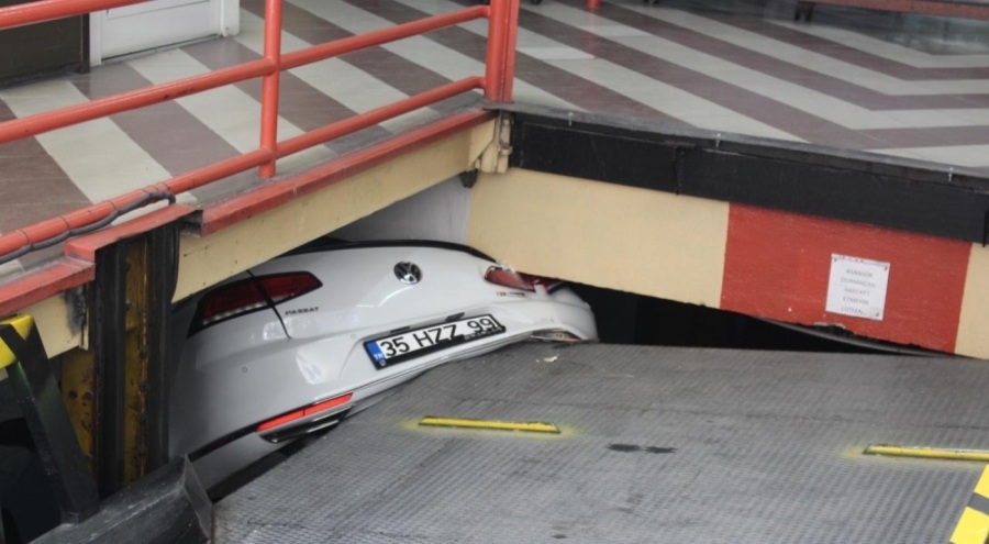 İzmir'de otomobil asansörlü otoparkta pert oldu