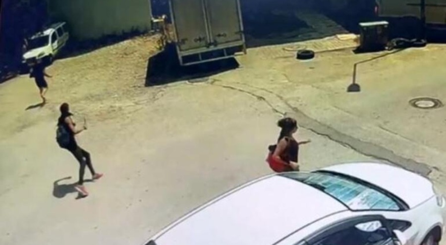 İki trans birey arasında otomobil kavgası! Sokak ortasında bıçakladı