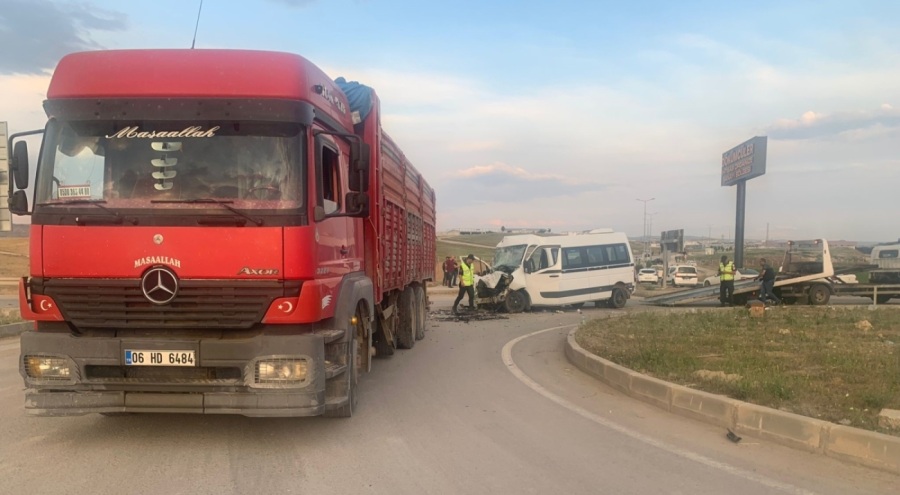 Servis aracı kamyonla çarpıştı: 10 yaralı