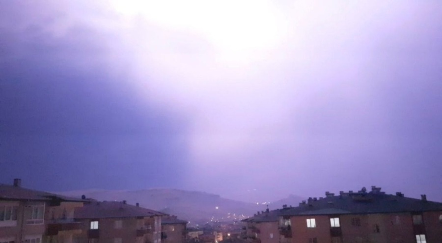 Kayseri'de şimşekler geceyi aydınlattı