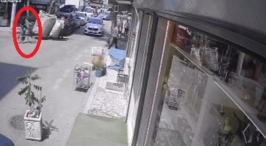 Bursa'da otomobil yolun karşısına geçen bisikletliye çarptı!
