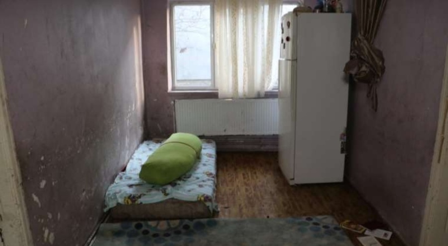 6 yaşındaki çocuğu çatı katında haftalarca aç bırakarak öldürdüler!