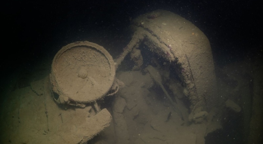 Antalya'da 30 metre derinlikte görüntülendi! Depolarında tüfekler, bombalar, arabalar var