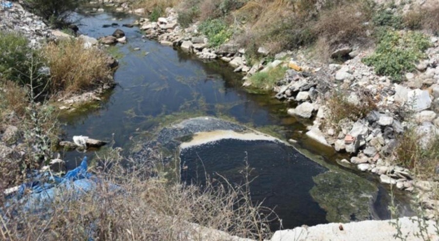 Şehrin içme suyunu karşılayan baraj yakınına dökülen çöp ve moloza tepki