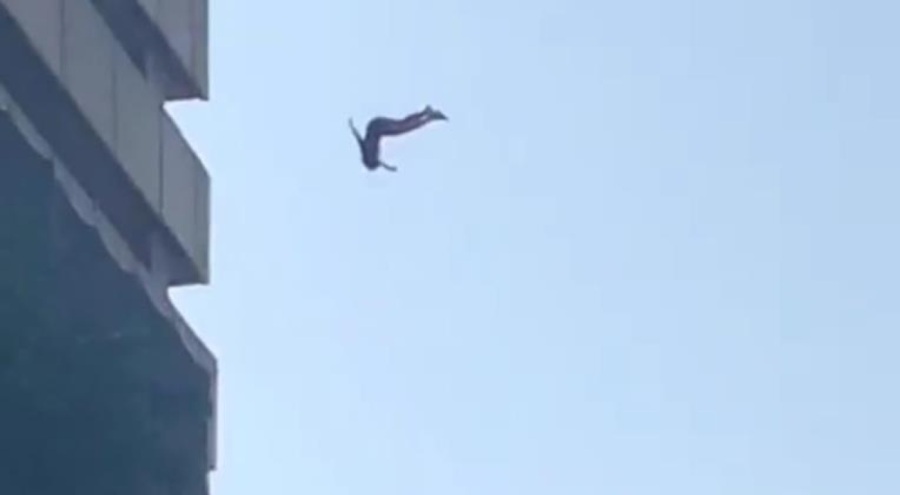 Metrelerce yükseklikten atladı, şans eseri brandanın üstüne düştü