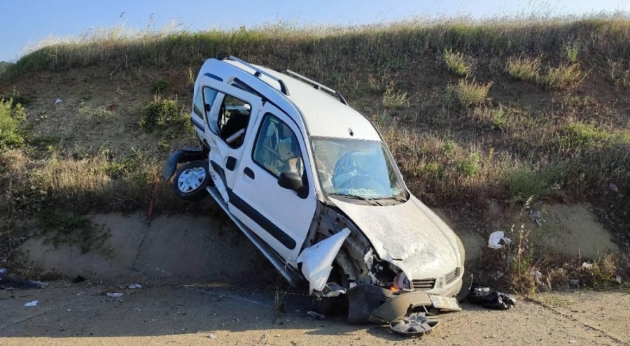 Tekirdağ'da otomobil ile hafif ticari araç çarpıştı