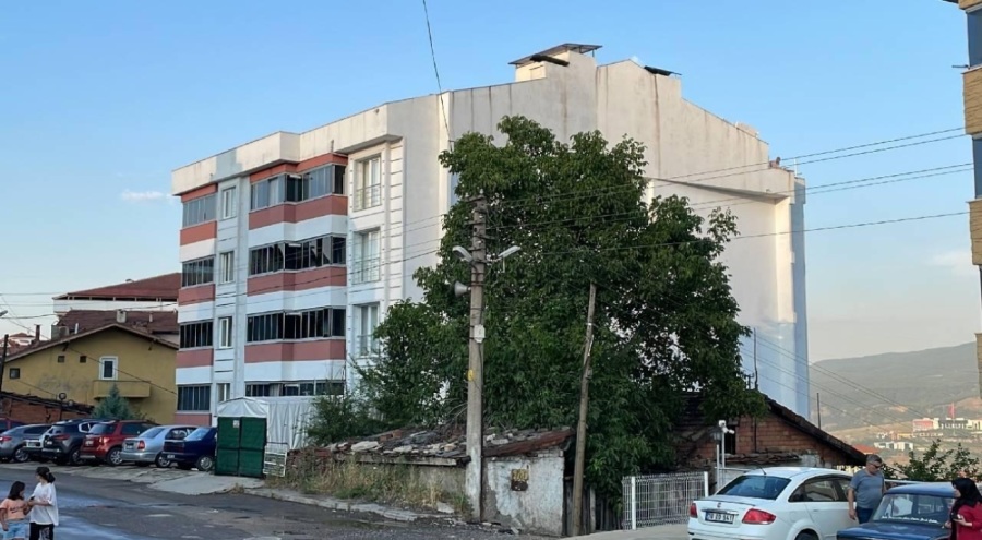 Karabük'te şiddetli rüzgar nedeniyle 5 katlı binanın çatısı uçtu