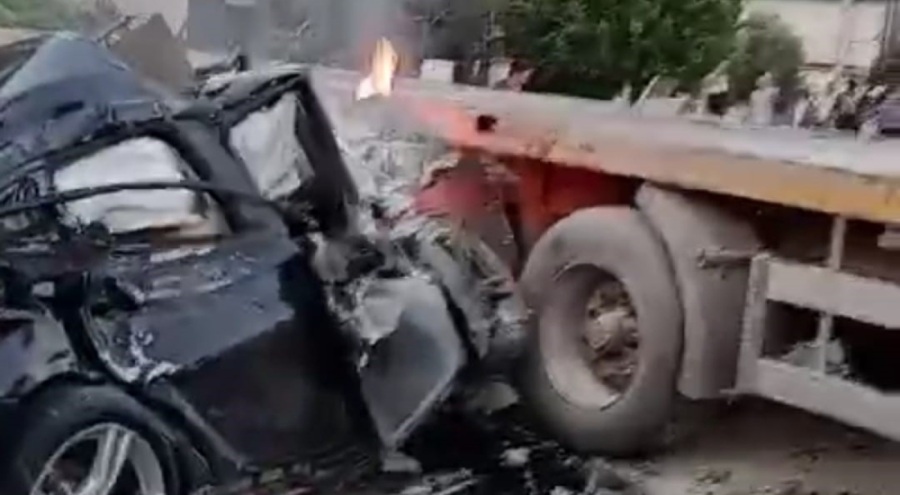 Otomobil tırın dorsesine ok gibi saplandı: 1 ölü