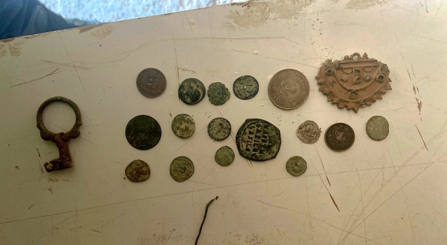 Bursa'da kaçak kazı iddiasıyla tutuklanan şüphelinin deposunda sikke bulundu!