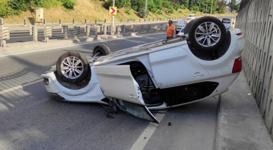 İstanbul'da bariyerlere çarpan araç 50 metre sürüklendi!
