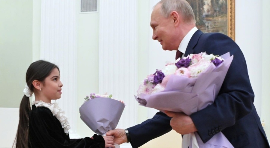 Putin, 8 yaşındaki Dağıstanlı kızı konuk etti: Ağlarken fotoğrafını gördüm, bu beni çok üzdü