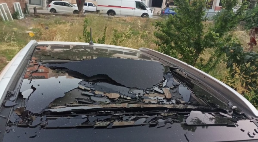 Bursa'da atılan kemik parçası otomobilin üzerine düştü