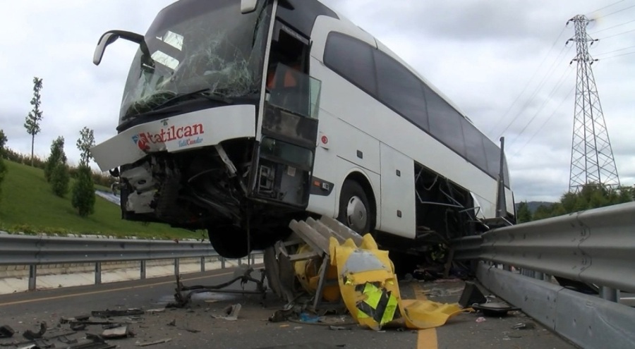 Ümraniye'de tur otobüsü bariyerlerde asılı kaldı