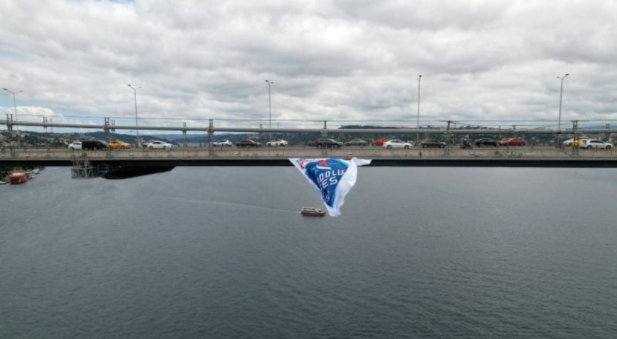 Anadolu Efes'in şampiyonluk bayrakları İstanbul Boğazı'nda dalgalanıyor