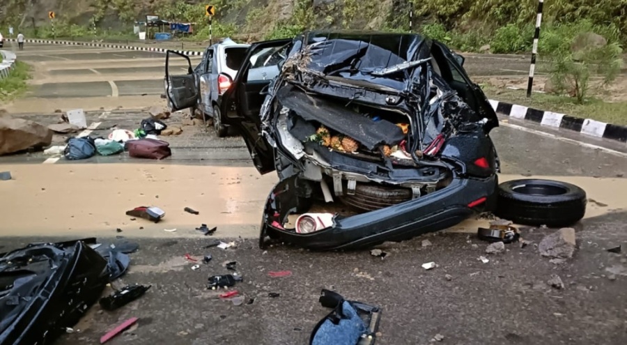 Hindistan'da yamaçtan düşen kayalar araçları ezdi